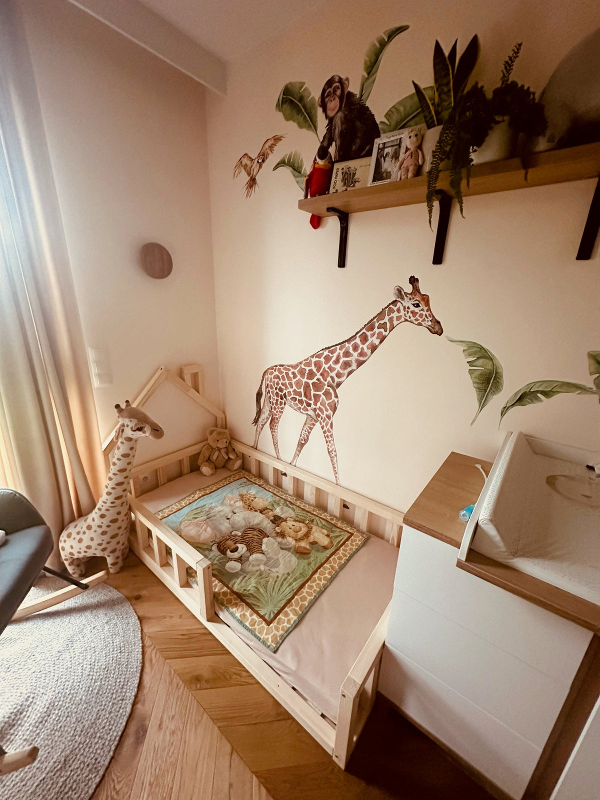 Łóżko Tove w jasnym pokoju dziecięcym z motywem safari
