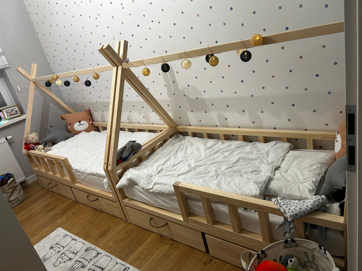 Drewniane łóżko tipi Bruni w jasnym pokoju dziecięcym
