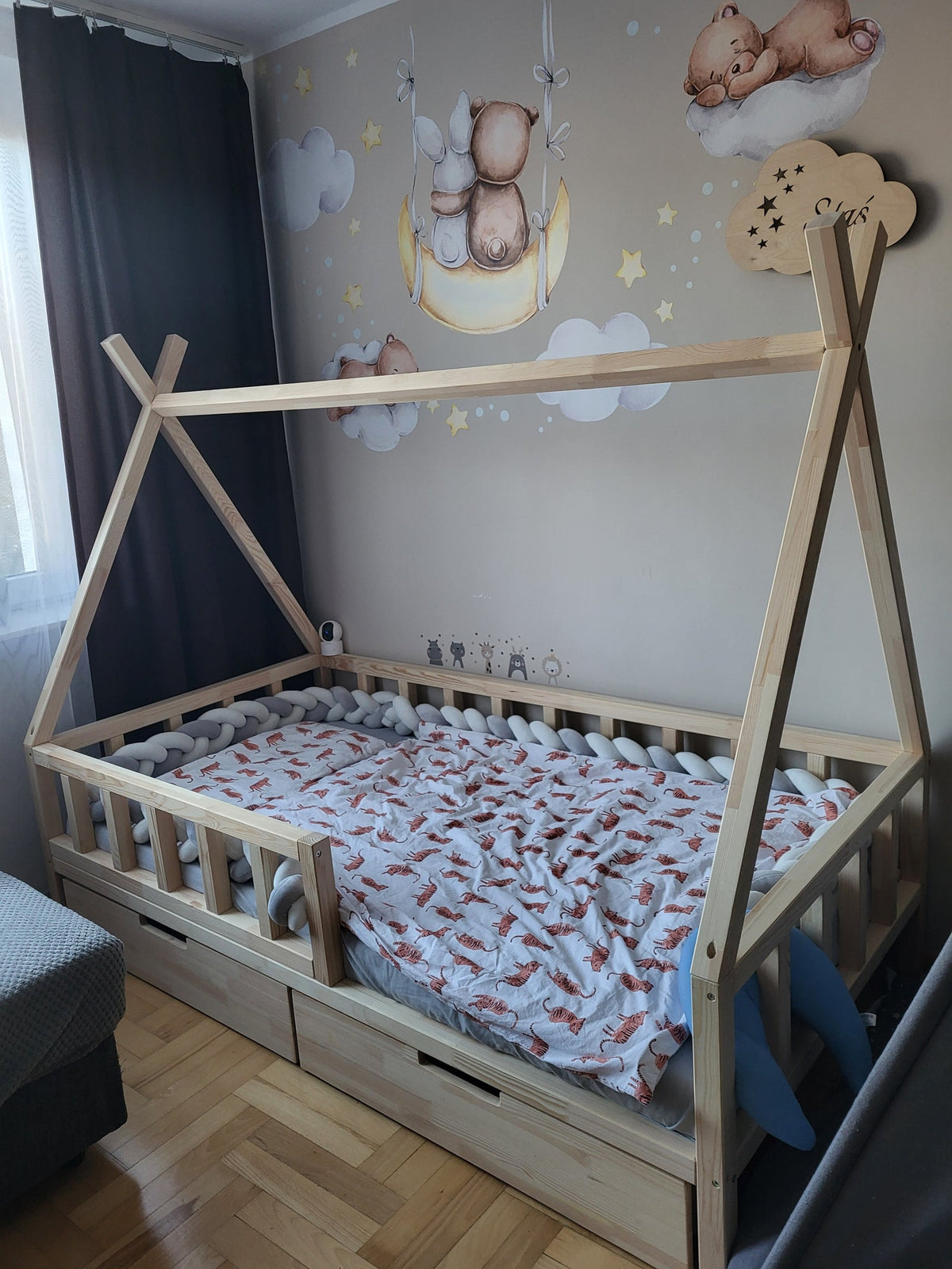 Łóżko tipi Bruni z barierkami w pokoju dziecięcym
