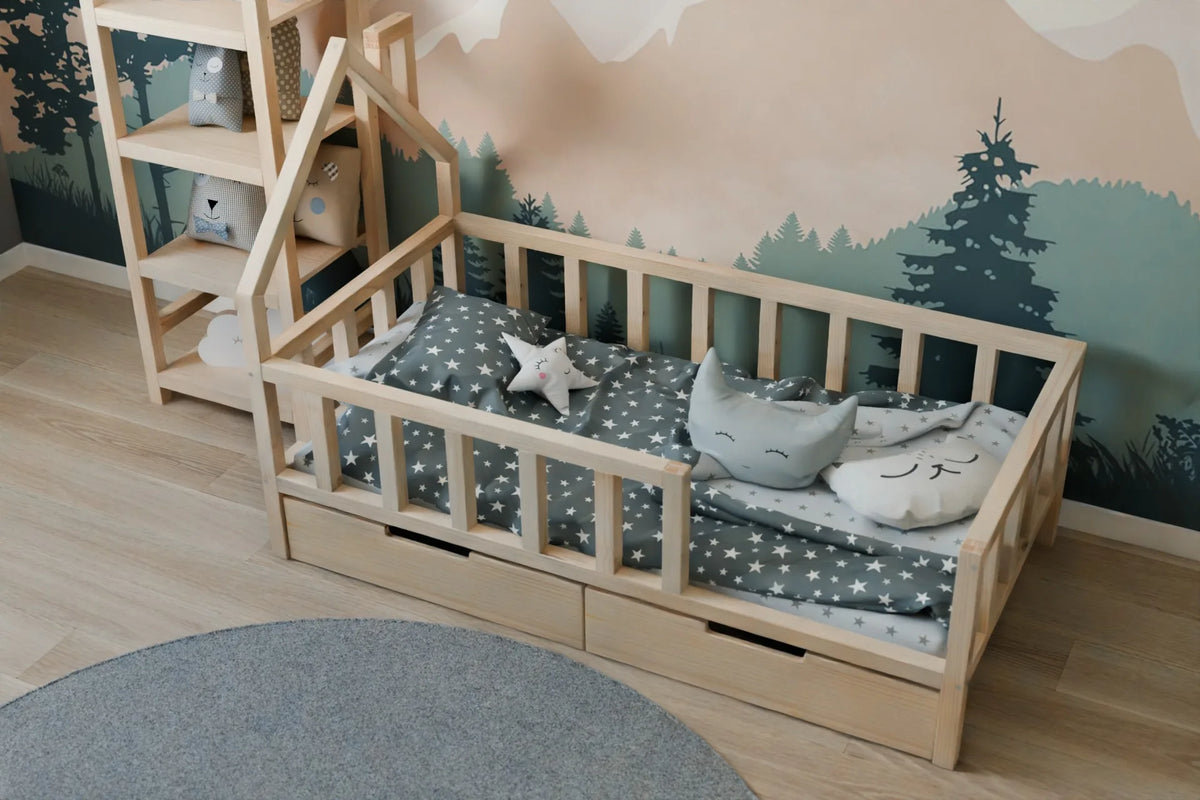 Drewniane łóżko domek Tove - widok z boku